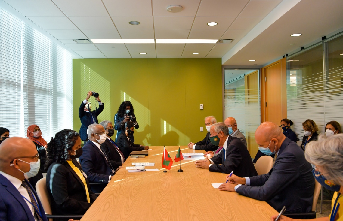 ނިއު ޔޯކް، އެމެރިކާ: އދ. ގެ 76 ވަނަ އާންމު މަޖިލީހުގެ ޖަލްސާގައި ބައިވެރިވެވަޑައިގަތުމަށް ރައީސް އިބްރާހިމް މުހައްމަދު ސޯލިހު ނިއު ޔޯކަށް ކުރައްވާ ދަތުރުފުޅުގެ ތެރެއިން، ޕޯޗުގަލްގެ ރައީސް މާސެލޯ ރެބެލޯ ޑިސޯޒާއާ ބައްދަލުކުރައްވަނީ.---ފޮޓޯ: ރައީސް އޮފީސް