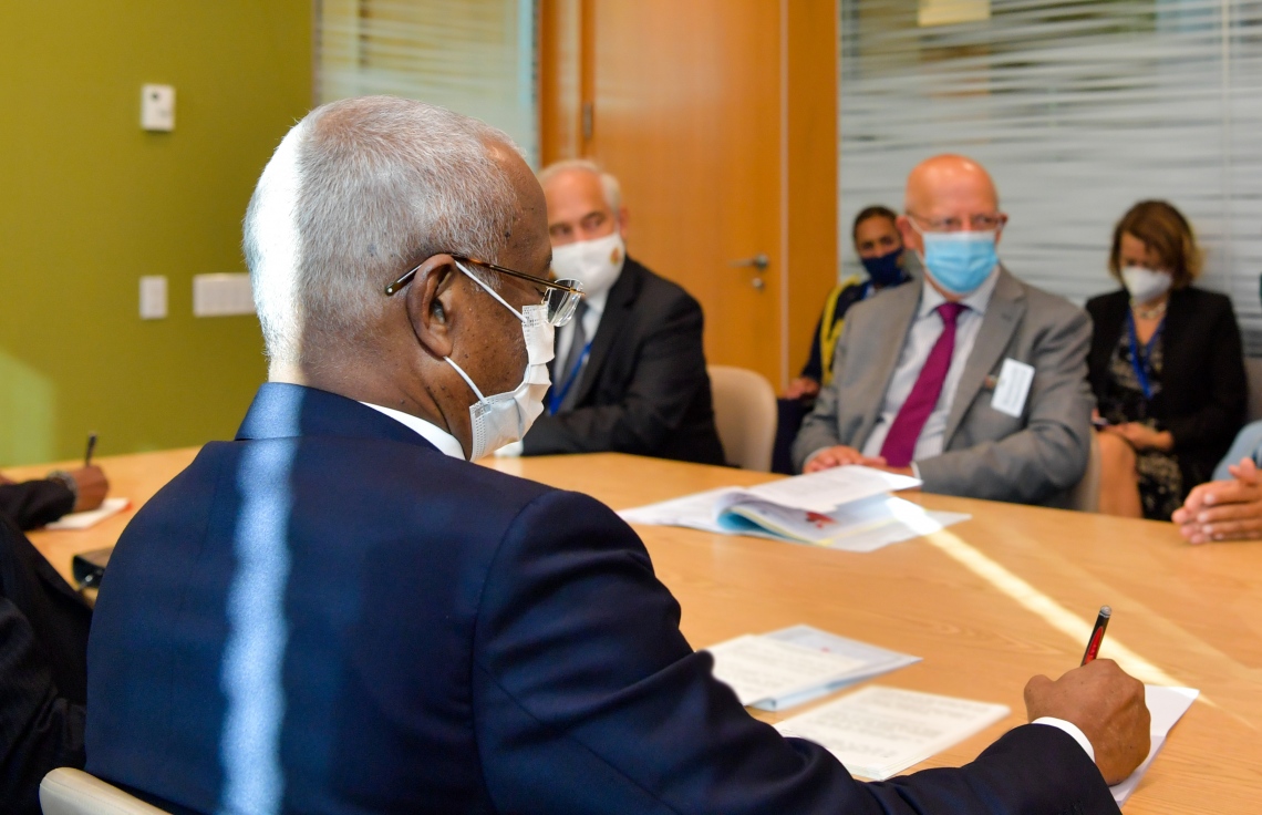 ނިއު ޔޯކް، އެމެރިކާ: އދ. ގެ 76 ވަނަ އާންމު މަޖިލީހުގެ ޖަލްސާގައި ބައިވެރިވެވަޑައިގަތުމަށް ރައީސް އިބްރާހިމް މުހައްމަދު ސޯލިހު ނިއު ޔޯކަށް ކުރައްވާ ދަތުރުފުޅުގެ ތެރެއިން، ޕޯޗުގަލްގެ ރައީސް މާސެލޯ ރެބެލޯ ޑިސޯޒާއާ ބައްދަލުކުރައްވަނީ.---ފޮޓޯ: ރައީސް އޮފީސް