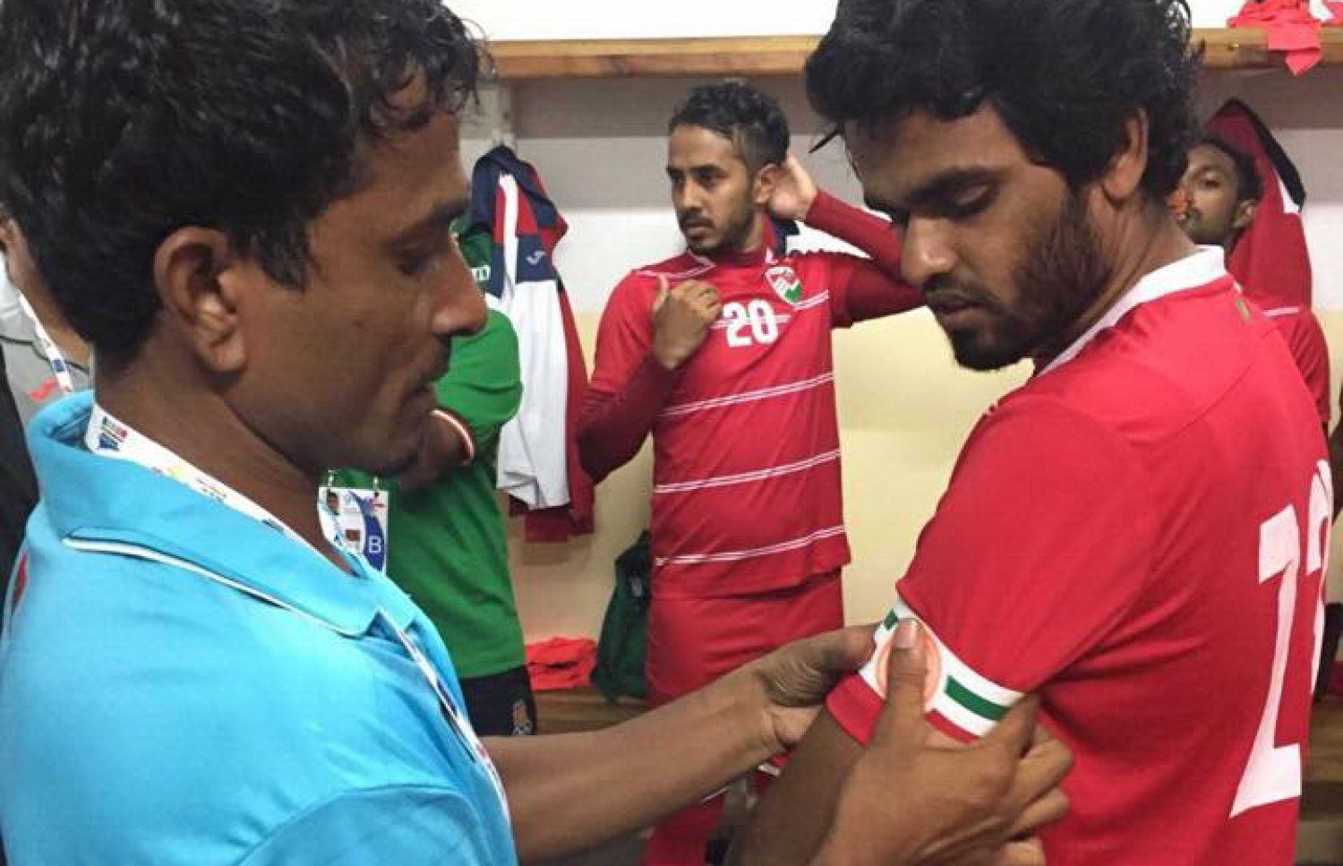 އަކުރަމް އަތުގައި އައްސަދު ކެޕްޓަން ބޭންޑް އަޅުވައިދެނީ