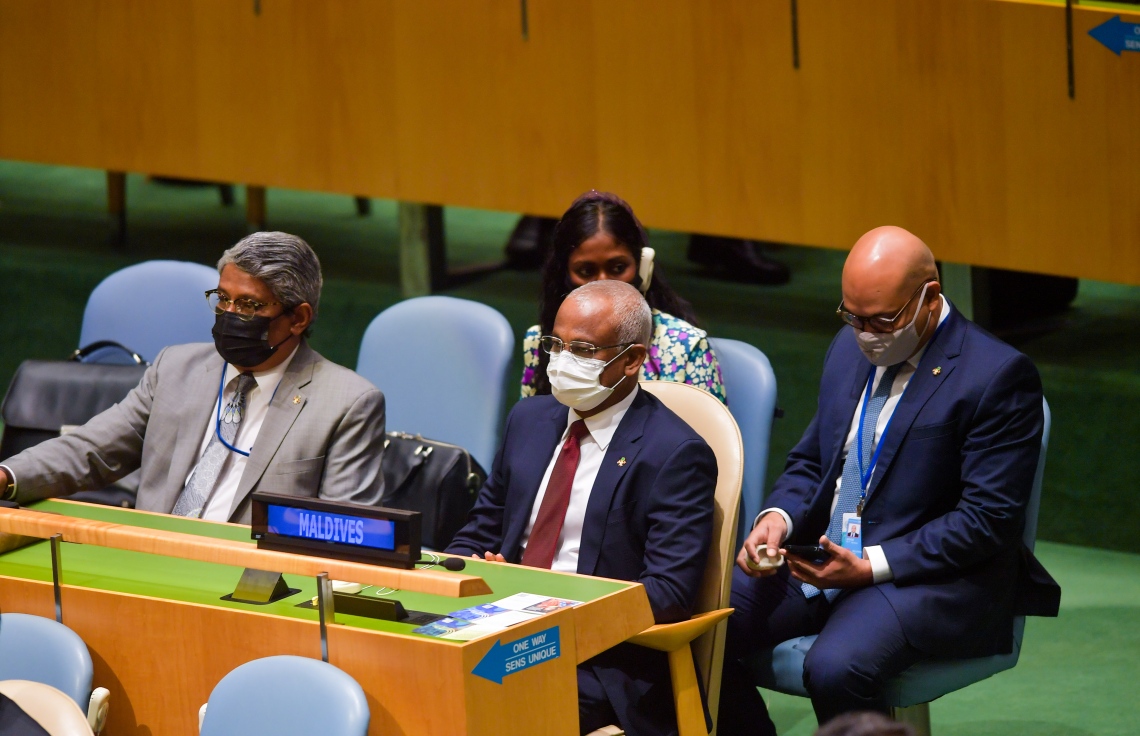 ނިއު ޔޯކް: ސެޕްޓެމްބަރު 21، 2021: ރާއްޖޭގެ ރައީސް އިބްރާހިމް މުހައްމަދު ސޯލިހު އދ. 76 ވަނަ އާންމު ޖަލްސާގައި ތަގުރީރު ކުރެއްވުމުގެ ކުރިން ދިވެހި ވަފުދާއެކު: އެ މަނިކުފާނު ވަނީ މޫސުމީ މައްސަލަތަކާއި ފަލަސްތީނާއި އަފްޣާނިސްތާނު އަދި ޓެރަރިޒަމާ ގުޅޭ ކަންތައްތަކުގައި ދުނިޔެ އަށް ވަރުގަދަ މެސެޖުތަކެއް ދެއްވާފައި.---ފޮޓޯ: ރައީސް އޮފީސް