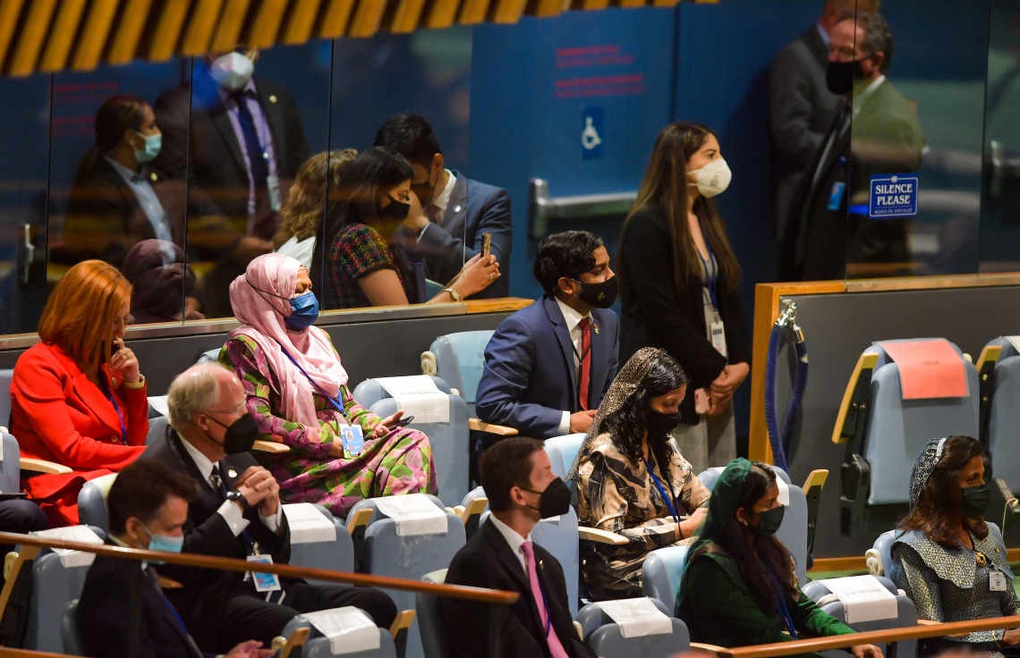 ނިއު ޔޯކް: ސެޕްޓެމްބަރު 21، 2021: ރާއްޖޭގެ ރައީސް އިބްރާހިމް މުހައްމަދު ސޯލިހު އދ. ގެ 76 ވަނަ އާންމު ޖަލްސާގައި ތަގުރީރު ކުރައްވާއިރު ދިވެހި ވަފުދުގެ ބައެއް ބޭފުޅުން އިށީނދެގެން: އެ މަނިކުފާނު ވަނީ މޫސުމީ މައްސަލަތަކާއި ފަލަސްތީނާއި އަފްޣާނިސްތާނު އަދި ޓެރަރިޒަމާ ގުޅޭ ކަންތައްތަކުގައި ދުނިޔެ އަށް ވަރުގަދަ މެސެޖުތަކެއް ދެއްވާފައި.---ފޮޓޯ: ރައީސް އޮފީސް