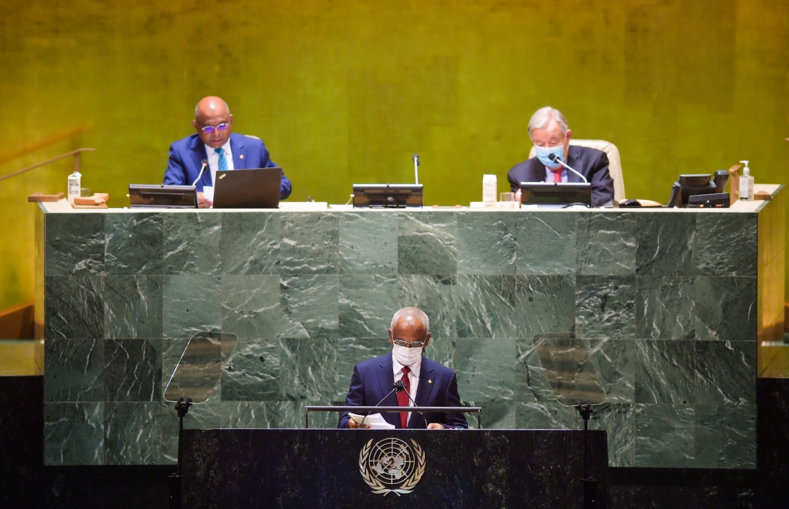 ނިއު ޔޯކް: ސެޕްޓެމްބަރު 21، 2021: ރާއްޖޭގެ ރައީސް އިބްރާހިމް މުހައްމަދު ސޯލިހު އދ. ގެ 76 ވަނަ އާންމު ޖަލްސާގައި ތަގުރީރު ކުރައްވާއިރު އެ ސެޝަންގެ ރައީސްގެ ހައިސިއްޔަތުން ރާއްޖޭގެ ފޮރިން މިނިސްޓަރު އަބްދުﷲ ޝާހިދު ރިޔާސަތު ބަލަހައްޓަވަނީ: އެ މަނިކުފާނު ވަނީ މޫސުމީ މައްސަލަތަކާއި ފަލަސްތީނާއި އަފްޣާނިސްތާނު އަދި ޓެރަރިޒަމާ ގުޅޭ ކަންތައްތަކުގައި ދުނިޔެ އަށް ވަރުގަދަ މެސެޖުތަކެއް ދެއްވާފައި.---ފޮޓޯ: ރައީސް އޮފީސް