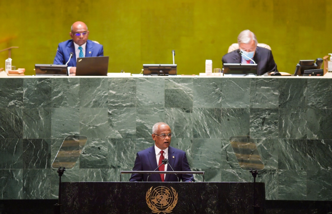 ނިއު ޔޯކް: ސެޕްޓެމްބަރު 21، 2021: ރާއްޖޭގެ ރައީސް އިބްރާހިމް މުހައްމަދު ސޯލިހު އދ. ގެ 76 ވަނަ އާންމު ޖަލްސާގައި ތަގުރީރު ކުރައްވާއިރު އެ ސެޝަންގެ ރައީސްގެ ހައިސިއްޔަތުން ރާއްޖޭގެ ފޮރިން މިނިސްޓަރު އަބްދުﷲ ޝާހިދު ރިޔާސަތު ބަލަހައްޓަވަނީ: އެ މަނިކުފާނު ވަނީ މޫސުމީ މައްސަލަތަކާއި ފަލަސްތީނާއި އަފްޣާނިސްތާނު އަދި ޓެރަރިޒަމާ ގުޅޭ ކަންތައްތަކުގައި ދުނިޔެ އަށް ވަރުގަދަ މެސެޖުތަކެއް ދެއްވާފައި.---ފޮޓޯ: ރައީސް އޮފީސް