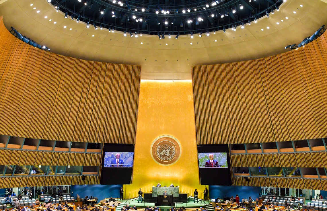 ނިއު ޔޯކް: ސެޕްޓެމްބަރު 21، 2021: ރާއްޖޭގެ ރައީސް އިބްރާހިމް މުހައްމަދު ސޯލިހު އދ. ގެ 76 ވަނަ އާންމު ޖަލްސާގައި ތަގުރީރު ކުރެއްވުން: އެ މަނިކުފާނު ވަނީ މޫސުމީ މައްސަލަތަކާއި ފަލަސްތީނާއި އަފްޣާނިސްތާނު އަދި ޓެރަރިޒަމާ ގުޅޭ ކަންތައްތަކުގައި ދުނިޔެ އަށް ވަރުގަދަ މެސެޖުތަކެއް ދެއްވާފައި.---ފޮޓޯ: ރައީސް އޮފީސް