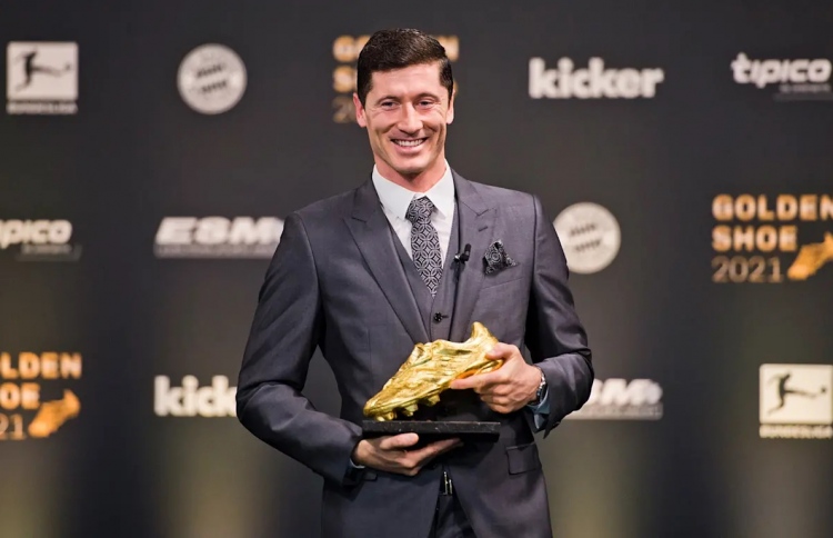 ލެވަންޑޯސްކީ އަށް ޔޫރަޕުގެ ރަންބޫޓު ހަވާލުކޮށްފި