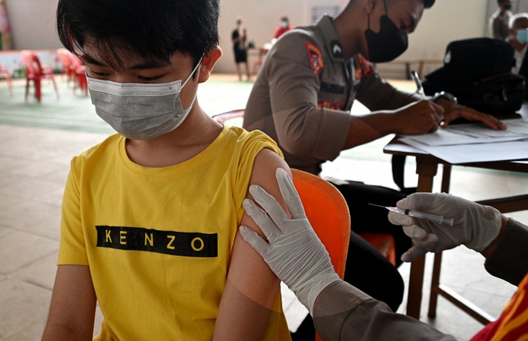 އާބާދީގެ ދެބައިކުޅަ އެއްބައި ކޮވިޑްގެ 1 ޑޯޒް ޖަހައިފި