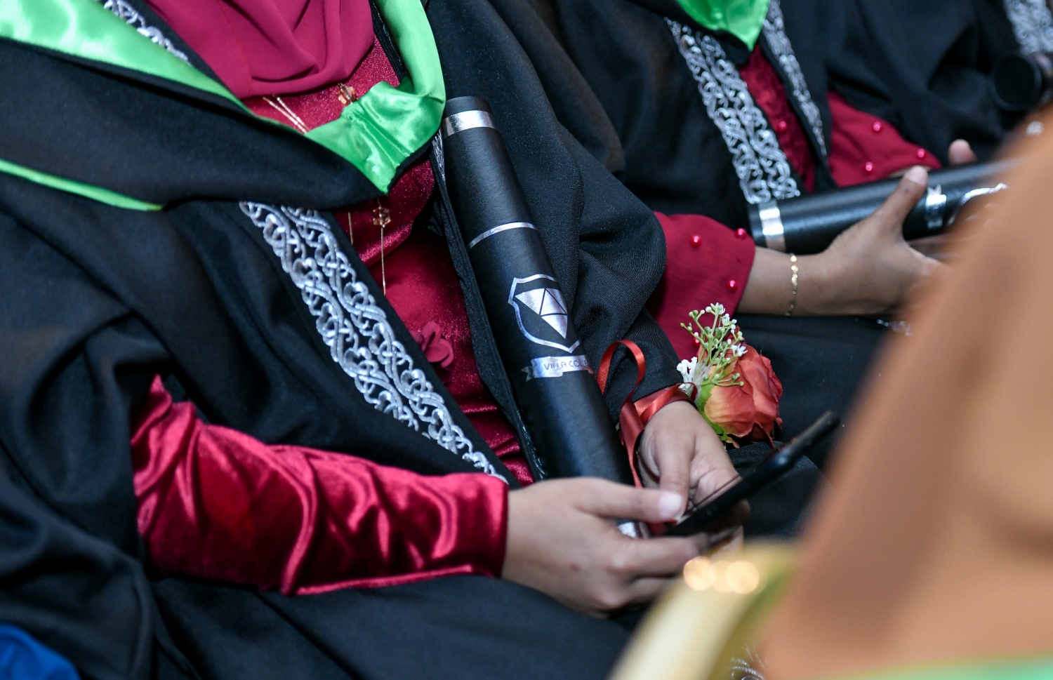 ގްރެޖުއޭޝަން ހަފުލާއެއްގައި ދަރިވަރަކު ސެޓްފިކެްޓް ހިފައިގެން.-- ފޮޓޯ: މިހާރު