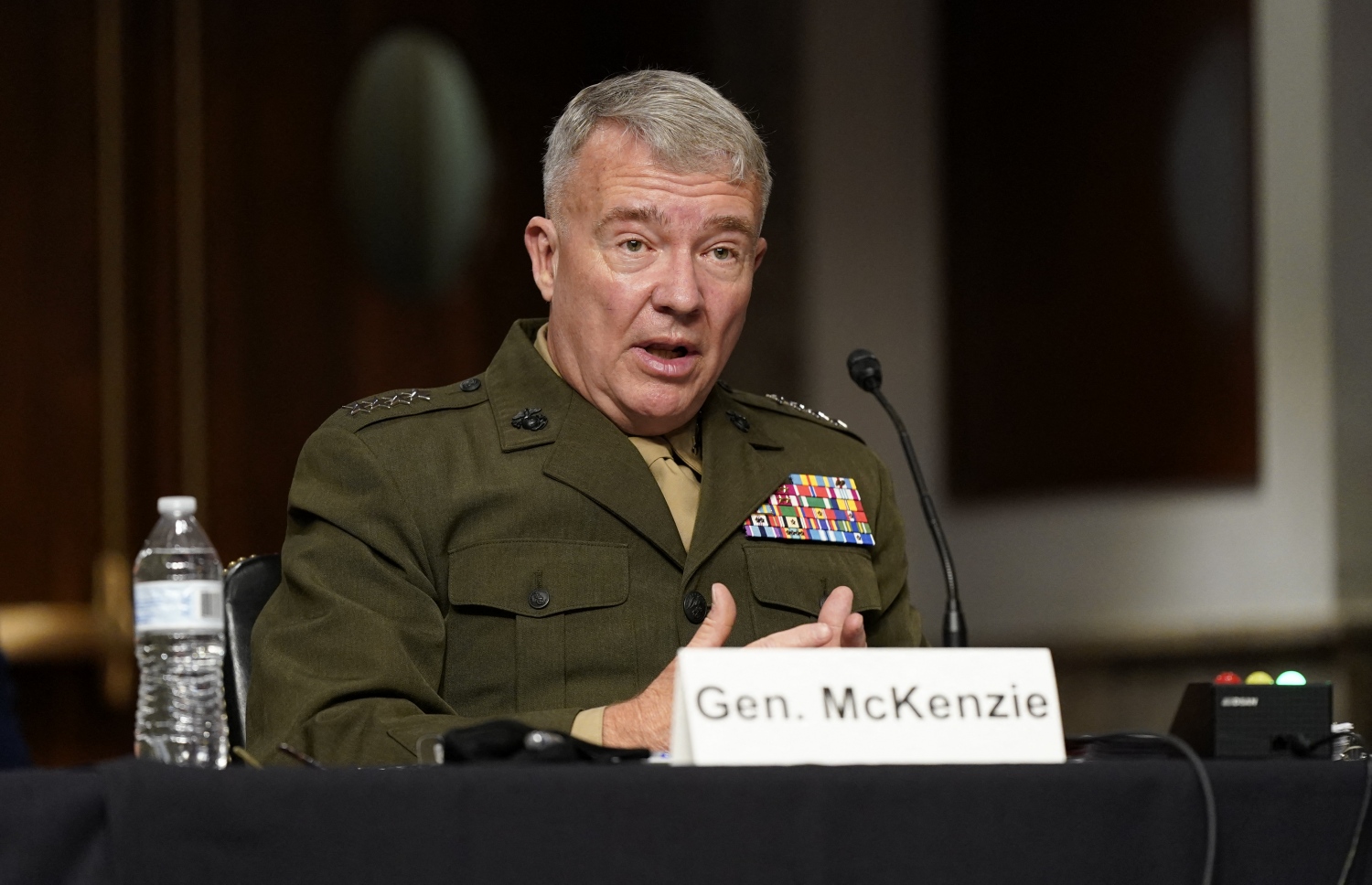 ޖެނެރަލް މެކެންޒީ، ސެނެޓްގެ ކޮމިޓީ ބައްދަލުވުމުގައި ވާހަކަ ދައްކަވަނީ. --އޭއެފްޕީ