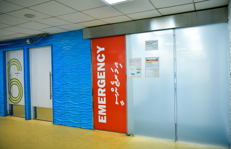 އެކްސިޑެންޓުވި ޒުވާނާއަށް ވެންޓިލޭޓަރުގައި ފަރުވާ ދެނީ