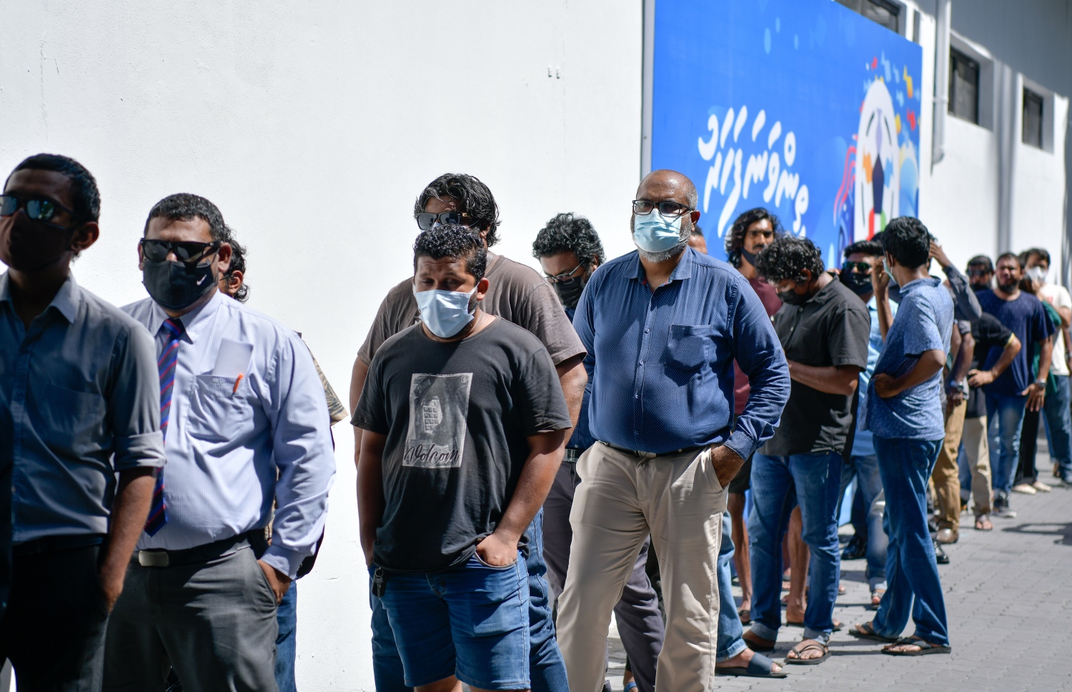 ކުރިން ކުޅުނު މެޗުތަކުގައި ޓިކެޓް ގަންނަން ބައެއް މީހުން ކިޔުގައި ޖެހިގެން --- ފޮޓޯ: ނިޝާން އަލީ | މިހާރު