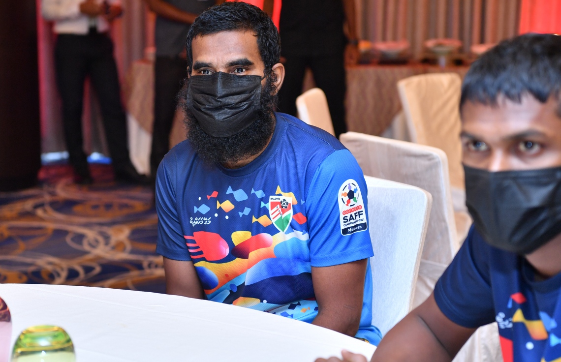 މާލެ - ސެޕްޓެމްބަރު 30 : ރައީސް އިބްރާހިމް މުހައްމަދު ސޯލިހު ގައުމީ ފުޓުބޯޅަ ޓީމާ ބައްދަލު ކުރެއްވުމަށް ހޮޓެލް ޖެން އަށް ވަޑައިގެން ބޭއްވި ރަސްމިއްޔާތުގައި ފޯވާޑް އަލީ އަޝްފާގު. --ފޮޓޯ:ރައީސް އޮފީސް