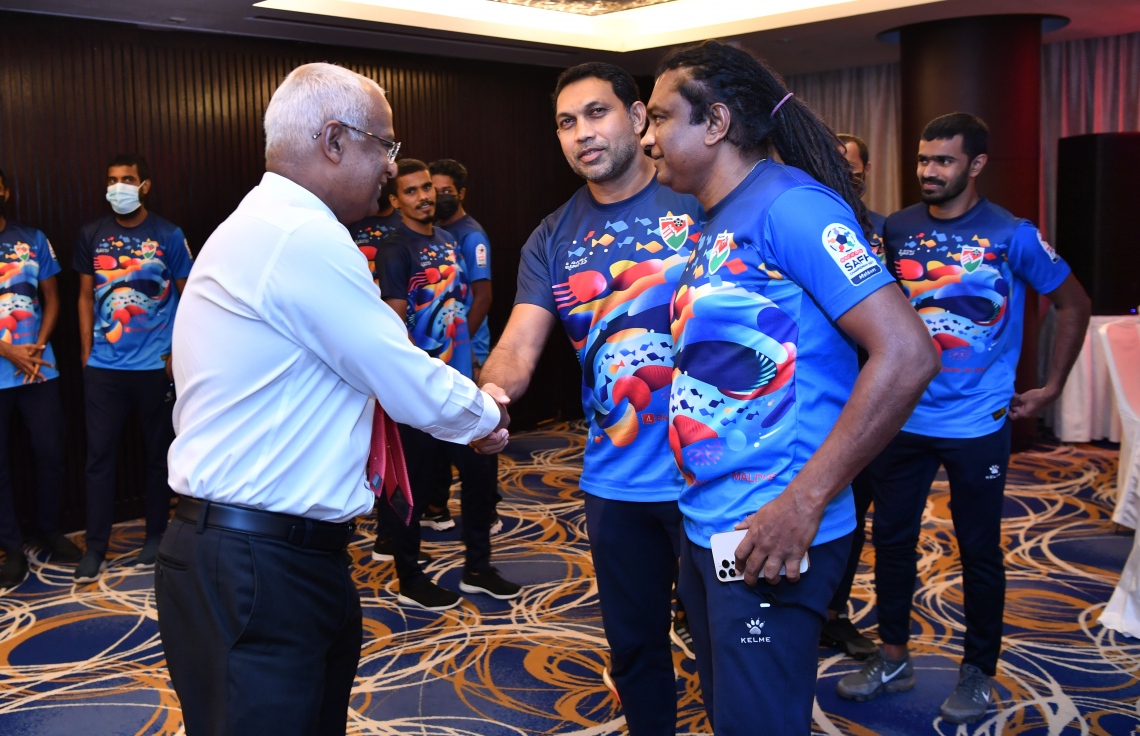 މާލެ - ސެޕްޓެމްބަރު 30 : ރައީސް އިބްރާހިމް މުހައްމަދު ސޯލިހު ގައުމީ ފުޓުބޯޅަ ޓީމާ ބައްދަލު ކުރެއްވުމަށް ހޮޓެލް ޖެން އަށް ވަޑައިގެން ބޭއްވި ރަސްމިއްޔާތުގައި ޓީމުގެ ގޯލްކީޕަރު ޓްރޭނަރު އަސްލަމްއާ ސަލާމް ކުރައްވަނީ. --ފޮޓޯ:ރައީސް އޮފީސް