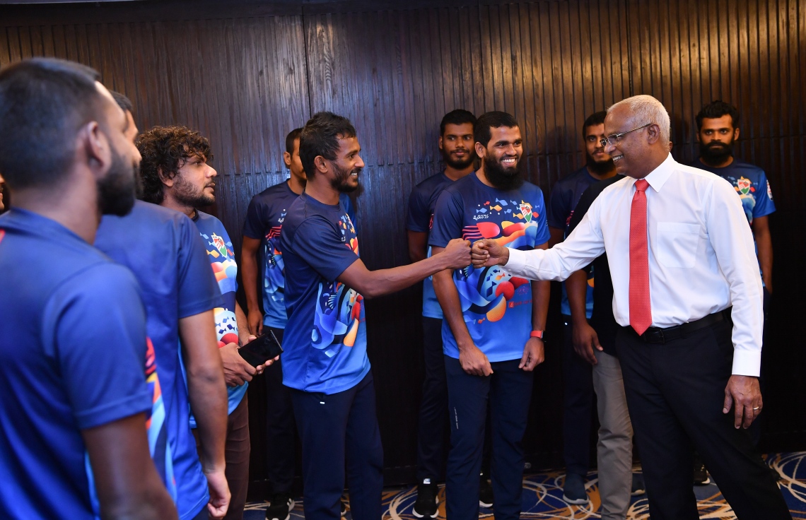 މާލެ - ސެޕްޓެމްބަރު 30 : ރައީސް އިބްރާހިމް މުހައްމަދު ސޯލިހު ގައުމީ ފުޓުބޯޅަ ޓީމާ ބައްދަލު ކުރެއްވުމަށް ހޮޓެލް ޖެން އަށް ވަޑައިގެން ބޭއްވި ރަސްމިއްޔާތުގައި ފޯވާޑް އަލީ ފާސިރުއާ ސަލާމް ކުރައްވަނީ. --ފޮޓޯ:ރައީސް އޮފީސް