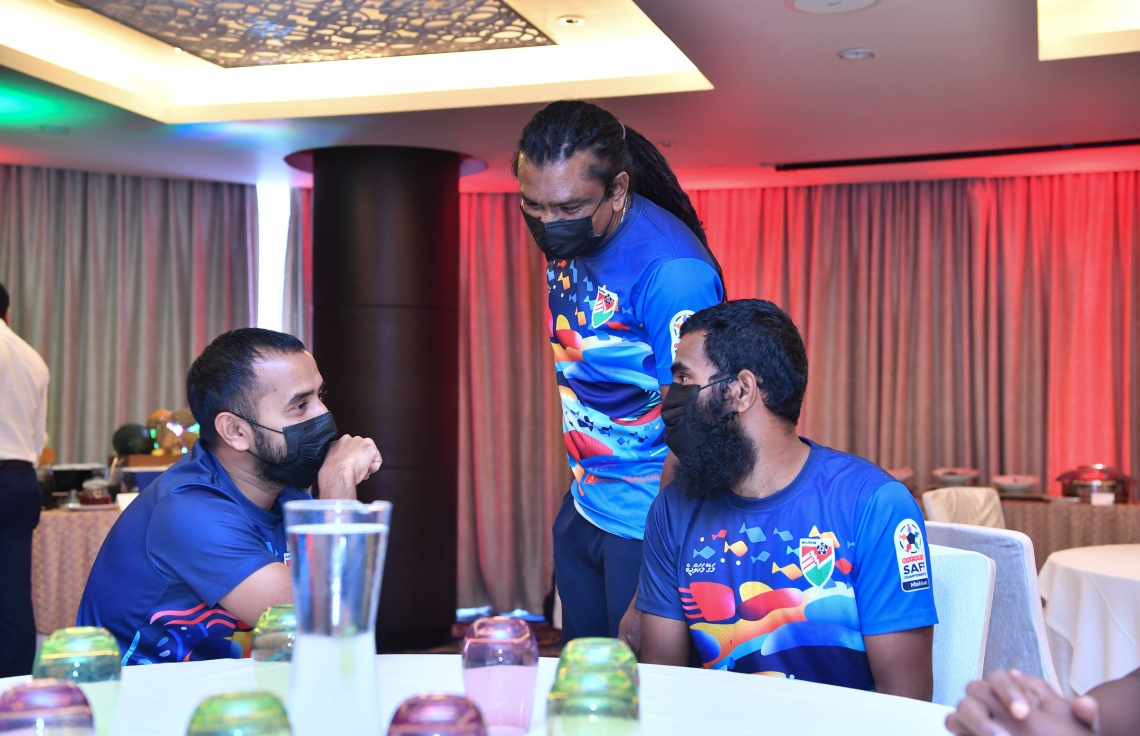 މާލެ - ސެޕްޓެމްބަރު 30 : ރައީސް އިބްރާހިމް މުހައްމަދު ސޯލިހު ގައުމީ ފުޓުބޯޅަ ޓީމާ ބައްދަލު ކުރެއްވުމަށް ހޮޓެލް ޖެން އަށް ވަޑައިގެން ބޭއްވި ރަސްމިއްޔާތުގައި ޓީމުގެ ކޯޗު ސުޒޭން އާއި ފޯވާޑް އަޝްފާގާ ވާހަކަ ދައްކަވަނީ. --ފޮޓޯ:ރައީސް އޮފީސް