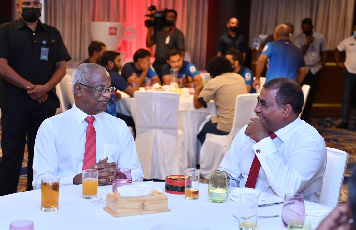 މާލެ - ސެޕްޓެމްބަރު 30 : ރައީސް އިބްރާހިމް މުހައްމަދު ސޯލިހު ގައުމީ ފުޓުބޯޅަ ޓީމާ ބައްދަލު ކުރެއްވުމަށް ހޮޓެލް ޖެން އަށް ވަޑައިގެން ބޭއްވި ރަސްމިއްޔާތުގައި، ކުޅިވަރާ ބެހޭ މިނިސްޓްރީ ހިންގެވުމާ ހަވާލުވެވަޑައިގެން ހުންނެވި ޑރ. މައުސޫމްއާ ވާހަކަ ދައްކަވަނީ. --ފޮޓޯ:ރައީސް އޮފީސް