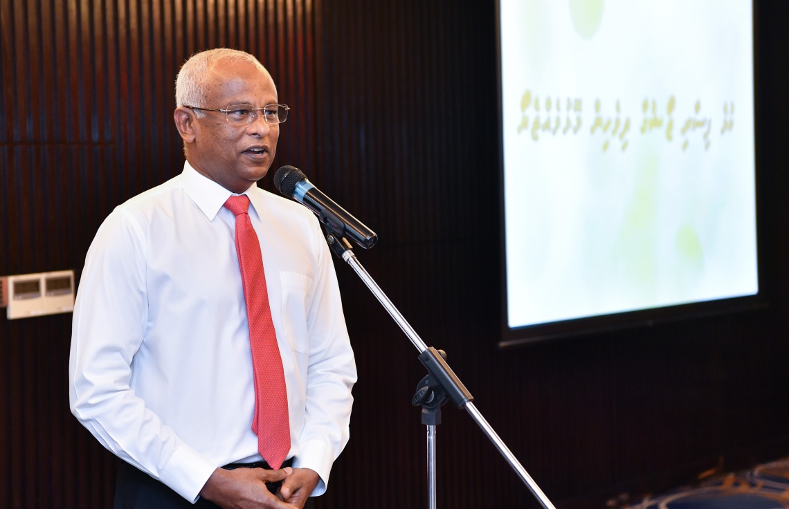 މާލެ - ސެޕްޓެމްބަރު 30 : ރައީސް އިބްރާހިމް މުހައްމަދު ސޯލިހު ގައުމީ ފުޓުބޯޅަ ޓީމާ ބައްދަލު ކުރެއްވުމަށް ހޮޓެލް ޖެން އަށް ވަޑައިގެން ޓީމުގެ ކުޅުންތެރިންނަށް ހިތްވަރު ދެއްވުމުގެ ގޮތުން ވާހަކަ ދައްކަވަނީ. --ފޮޓޯ:ރައީސް އޮފީސް