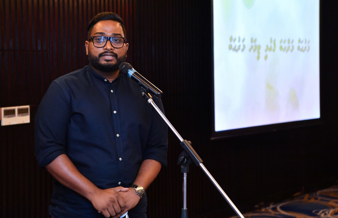 މާލެ - ސެޕްޓެމްބަރު 30 : ރައީސް އިބްރާހިމް މުހައްމަދު ސޯލިހު ގައުމީ ފުޓުބޯޅަ ޓީމާ ބައްދަލު ކުރެއްވުމަށް ހޮޓެލް ޖެން އަށް ވަޑައިގެން ބޭއްވި ރަސްމިއްޔާތުގައި އެފްއޭއެމްގެ ރައީސް ބައްސާމް އަދީލް ޖަލީލް ވާހަކަ ދައްކަވަނީ. --ފޮޓޯ:ރައީސް އޮފީސް