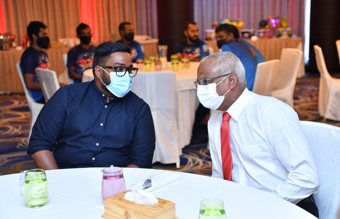 މާލެ - ސެޕްޓެމްބަރު 30 : ރައީސް އިބްރާހިމް މުހައްމަދު ސޯލިހު ގައުމީ ފުޓުބޯޅަ ޓީމާ ބައްދަލު ކުރެއްވުމަށް ހޮޓެލް ޖެން އަށް ވަޑައިގެން އެފްއޭއެމްގެ ރައީސް ބައްސާމް އަދީލް ޖަލީލްއާ ވާހަކަ ދައްކަވަނީ. --ފޮޓޯ:ރައީސް އޮފީސް