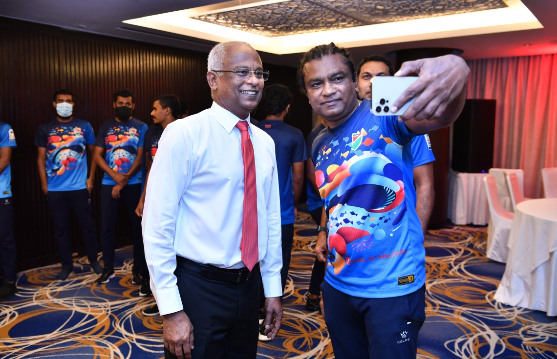 މާލެ - ސެޕްޓެމްބަރު 30 : ރައީސް އިބްރާހިމް މުހައްމަދު ސޯލިހު ގައުމީ ފުޓުބޯޅަ ޓީމާ ބައްދަލު ކުރައްވައި ޓީމުގެ ކޯޗު އަލީ ސުޒޭނާ އެކު ސެލްފީއެއް ނަންގަވަނީ. --ފޮޓޯ:ރައީސް އޮފީސް