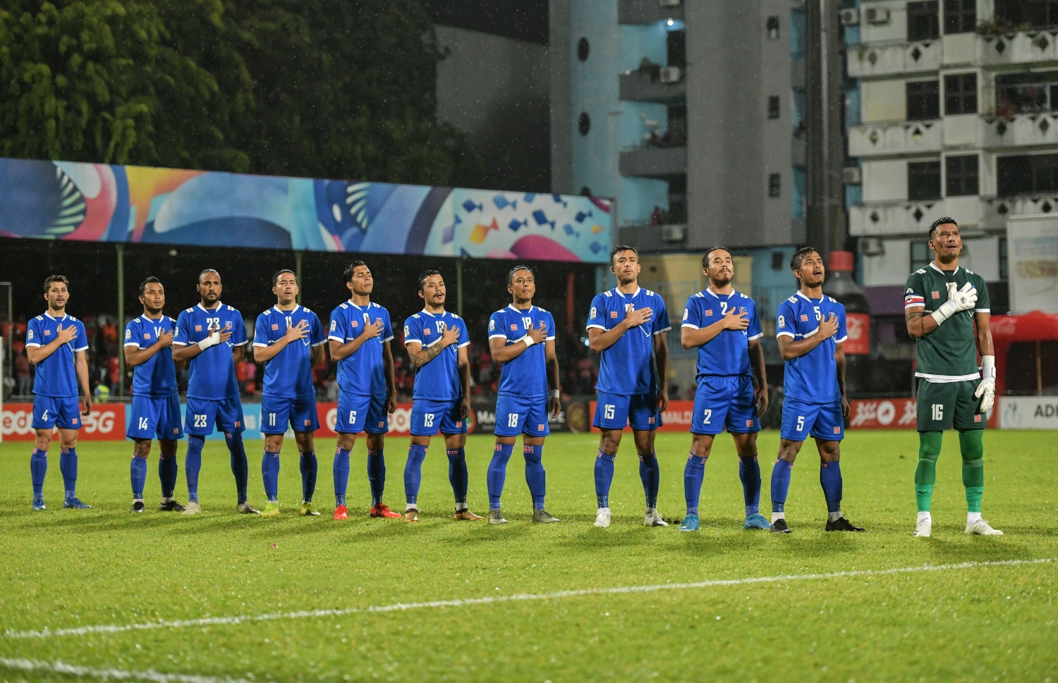 ނޭޕާލުން ރާއްޖެއާ ދެކޮޅަށް ނުކުތް ފުރަތަމަ 11 މެޗުގެ ކުރިން ގައުމީ ސަލާމަށް ހުއްޓިގެން. -- ފޮޓޯ: ނިޝާން އަލީ | މިހާރު