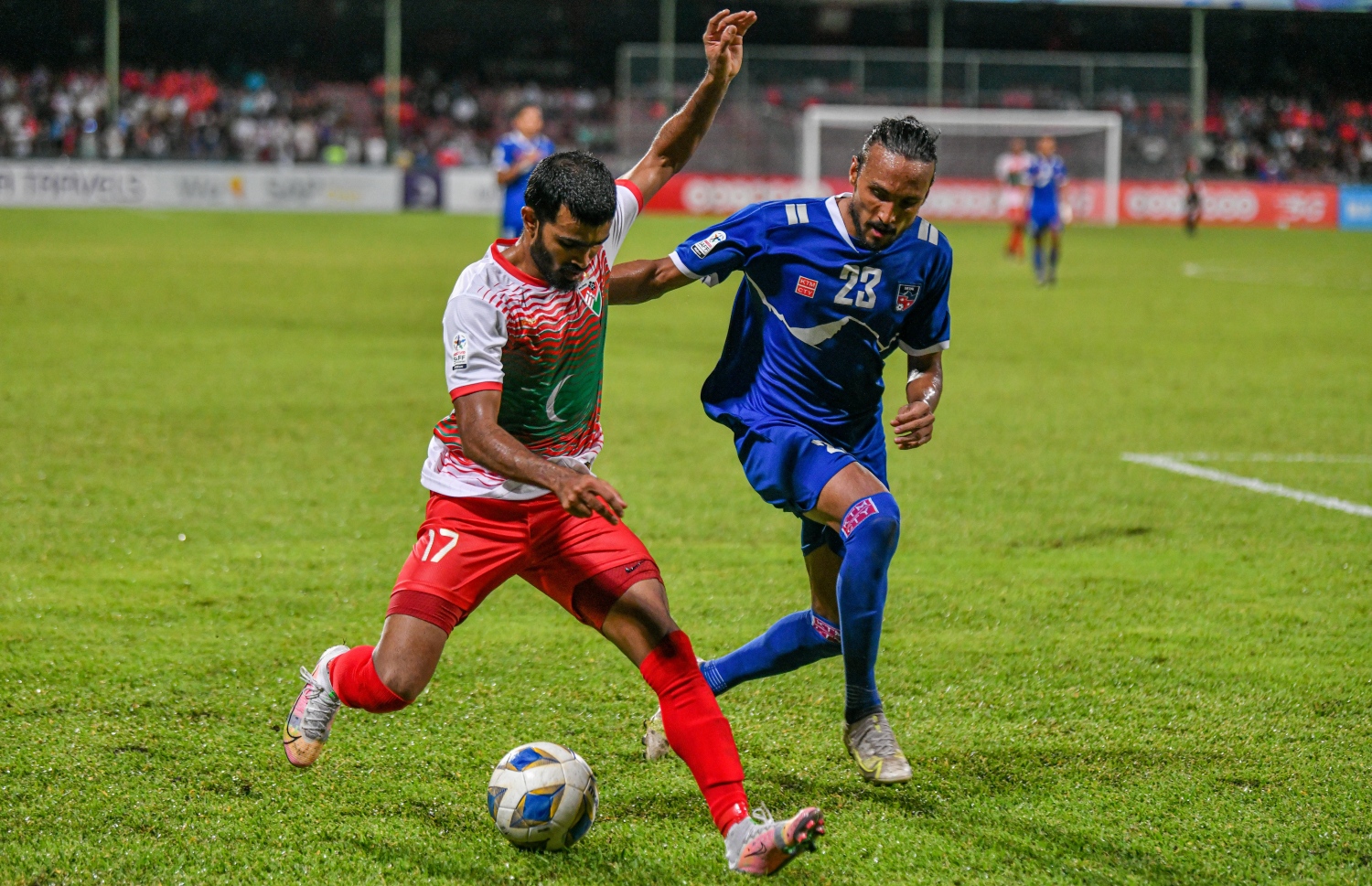 ރާއްޖެ އާއި ނޭޕާލް މެޗުގައި ރާއްޖޭގެ އިބްރާހިމް މަހްދީ (ވ) އަތުން ބޯޅަ ހޯދަން ނޭޕާލްގެ ކުޅުންތެރިޔަކު މަސައްކަތް ކުރަނީ -- ފޮޓޯ:  ނީޝާން އަލީ/މިހާރު