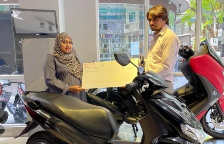 ކޮނޑުގައި ދަރިފުޅު އުފުލި މަންމައަށް ސައިކަލެއް ދީފި