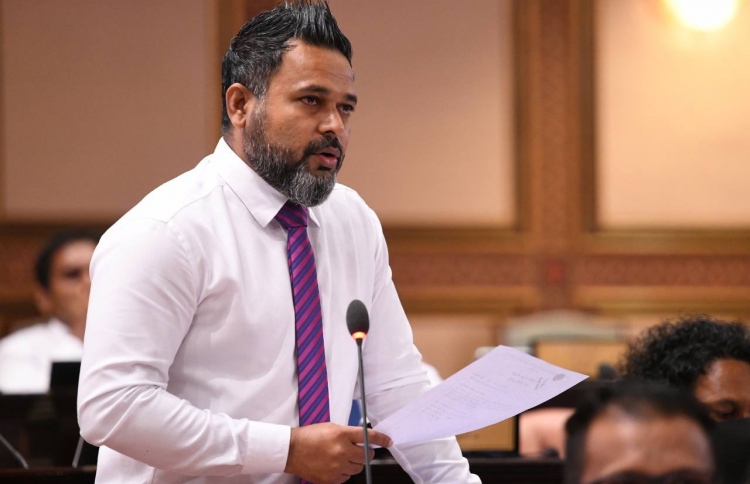 "މިއީ، މުޑުދާރު، ނުތާހިރު ތިން އަހަރު"