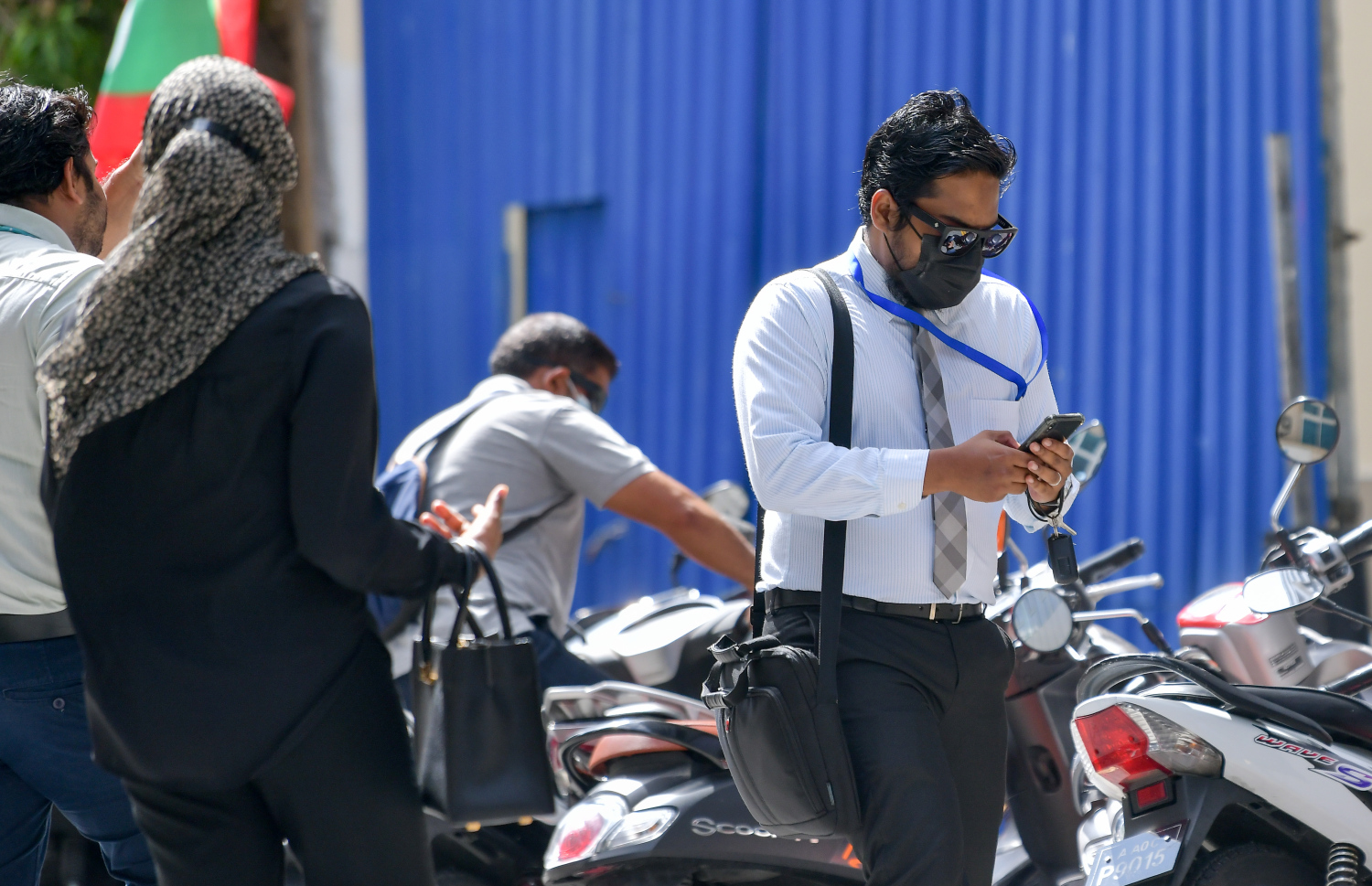 މުވައްޒަފުންތަކެއް އޮފީހަށް ވަންނަން ދަނީ. އަސާސީ ޕެންޝަން ނިޒާމުގެ ބޭރުން ދައުލަތުގެ އިދާރާތަކުން ހިންގާ "ޑަބަލް ޕެންޝަން" ނިޒާމު ހުއްޓާލުމަށް ވޯލްޑް ބޭންކުން އޮތީ ލަފާދީފައި -- ފޮޓޯ: މިހާރު