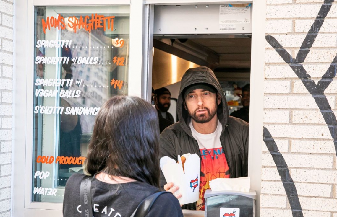 އެމިނެމްގެ އާ ވިޔަފާރި އަކީ ސްޕެގެޓީ ވިއްކުން