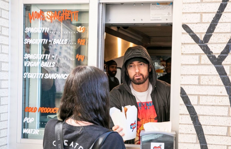 އެމިނެމްގެ އާ ވިޔަފާރި އަކީ ސްޕެގެޓީ ވިއްކުން