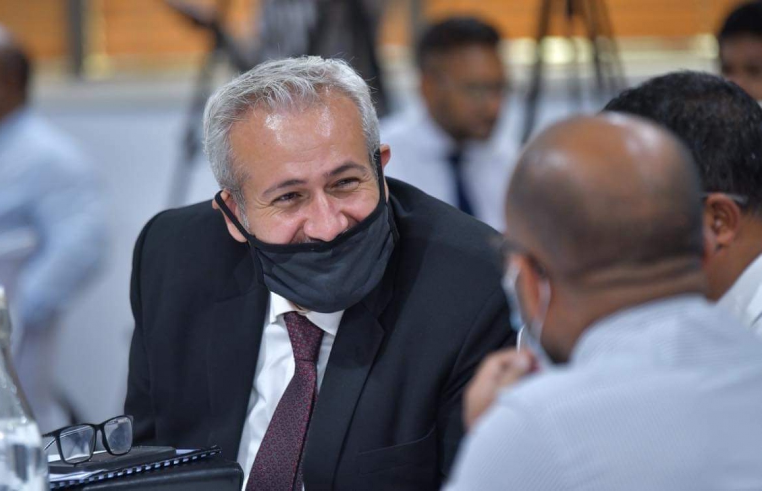 ވޯލްޑް ބޭންކުން ބޭއްވި "ޕޯޓްފޯލިއޯ ޕާފޯމަންސް ރިވިއު" ނިންމުމުގެ ރަސްމިއްޔާތުގައި މިނިސްޓަރު އަމީރާއި ވޯލްޑް ބޭންކްގެ މި ސަރަހައްދުގެ ކަންޓްރީ ޑައިރެކްޓާ ފާރިސް ހަދާދް ޒާވޯސް--ފޮޓޯ: ފަޔާޒް މޫސާ/ މިހާރު