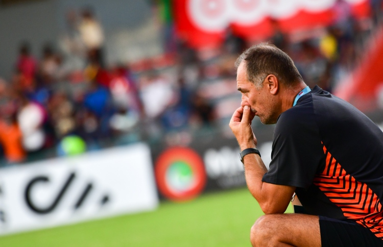 "ފުޓްބޯޅައިގެ ހަމަތައް ސާފްގައި ދަމަހައްޓަން ޖެހޭ"