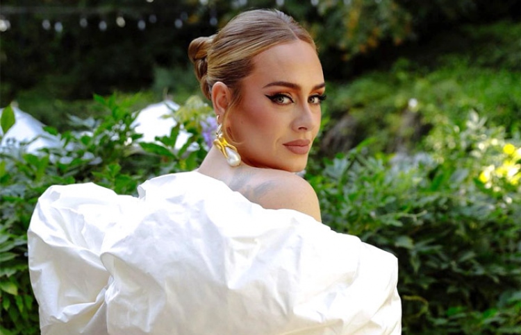 އަޑެލްގެ އާ އަލްބަމަކަށް ފޭނުން ފޯރި ނަގަނީ