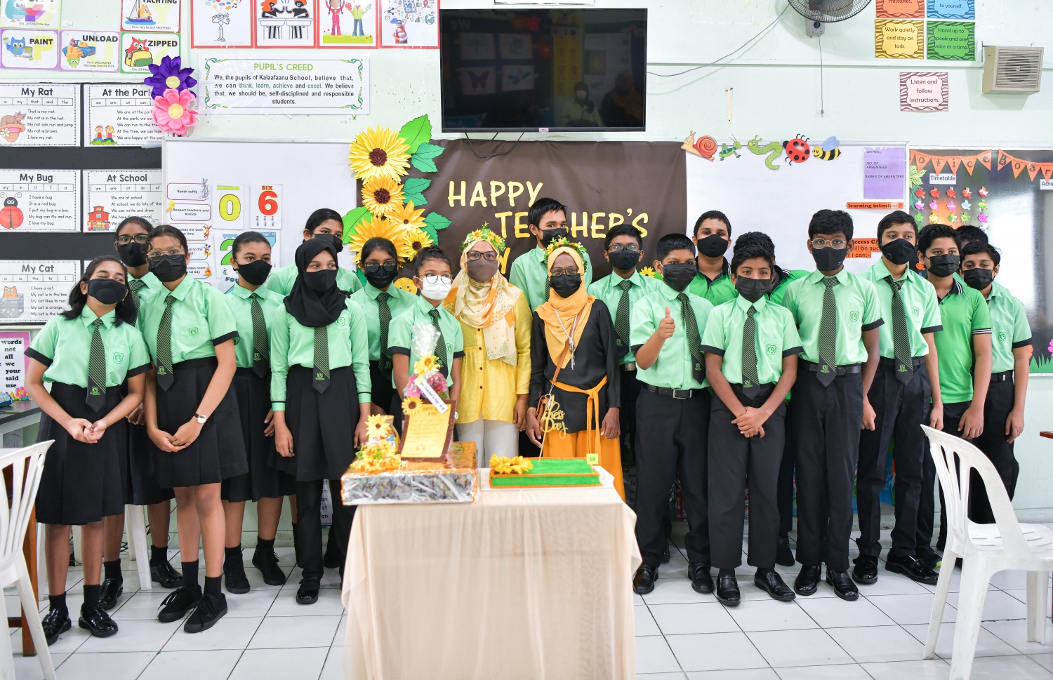 މި އަހަރުގެ ޓީޗަރުންގެ ދުވަސް ފާހަގަކުރަން ކަލާފާނު ސުކޫލުގައި ބޭއްވި ހަރަކާތެއްގައި ޓީޗަރަކު ދަރިވަރުންނާއެކު ކޭކު ފަޅަނީ-- ފޮޓޯ: ފަޔާޒު މޫސާ/ މިހާރު