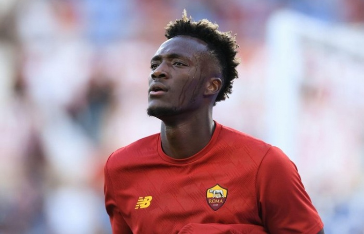 ޓެމީ އަބްރަހަމް އަލުން އިންގްލެންޑް ސްކޮޑަށް ނަގައިފި