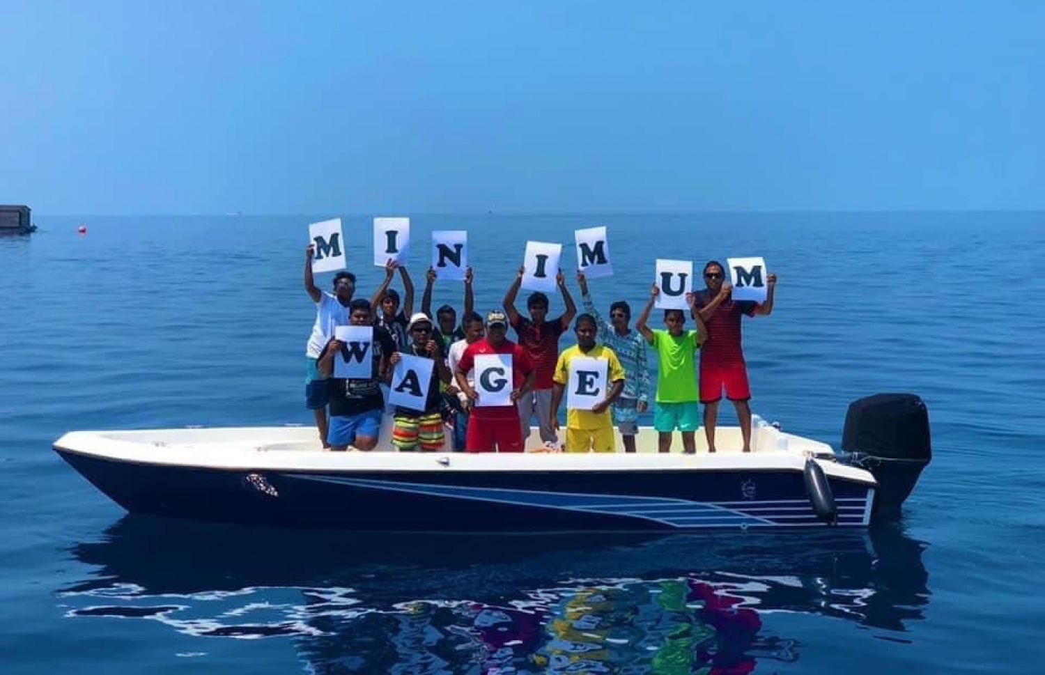 މިނިމަމް ވޭޖް އިއުލާންކުރުން ލަސްވެގެން ކުރިން ބަޔަކު ހަޅުތާލު ކުރަނީ -- ފައިލް ފޮޓޯ