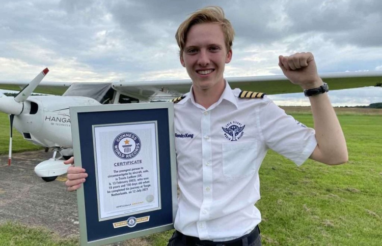 ދުނިޔެ ވަށައި އެކަނި ބުރެއް ޖަހައިގެން ރެކޯޑެއް