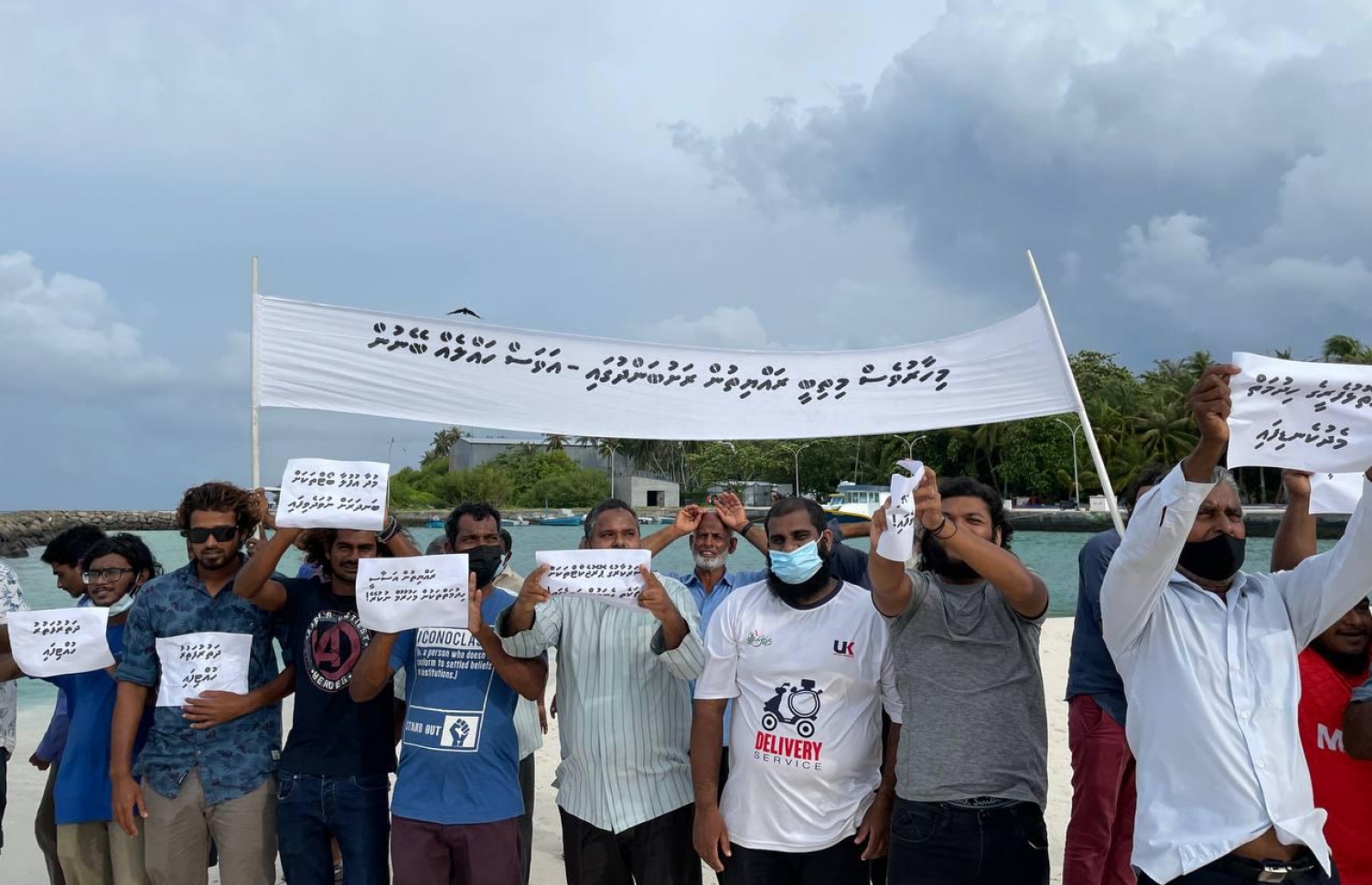 ރ. ކިނޮޅަހު ބަނދަރަށް ވެލި އަރާ މައްސަލައިގައި އެ ރަށު ރައްޔިތުން މިއަދު މުޒާހަރާކުރަނީ.-- ފޮޓޯ: ކިނޮޅަސް ކައުންސިލް