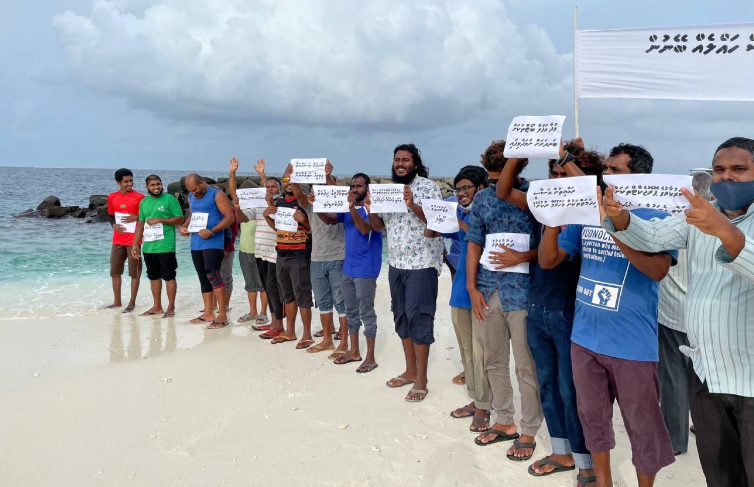 ރ. ކިނޮޅަހު ބަނދަރަށް ވެލި އަރާ މައްސަލައިގައި އެ ރަށު ރައްޔިތުން މިއަދު މުޒާހަރާކުރަނީ.-- ފޮޓޯ: ކިނޮޅަސް ކައުންސިލް