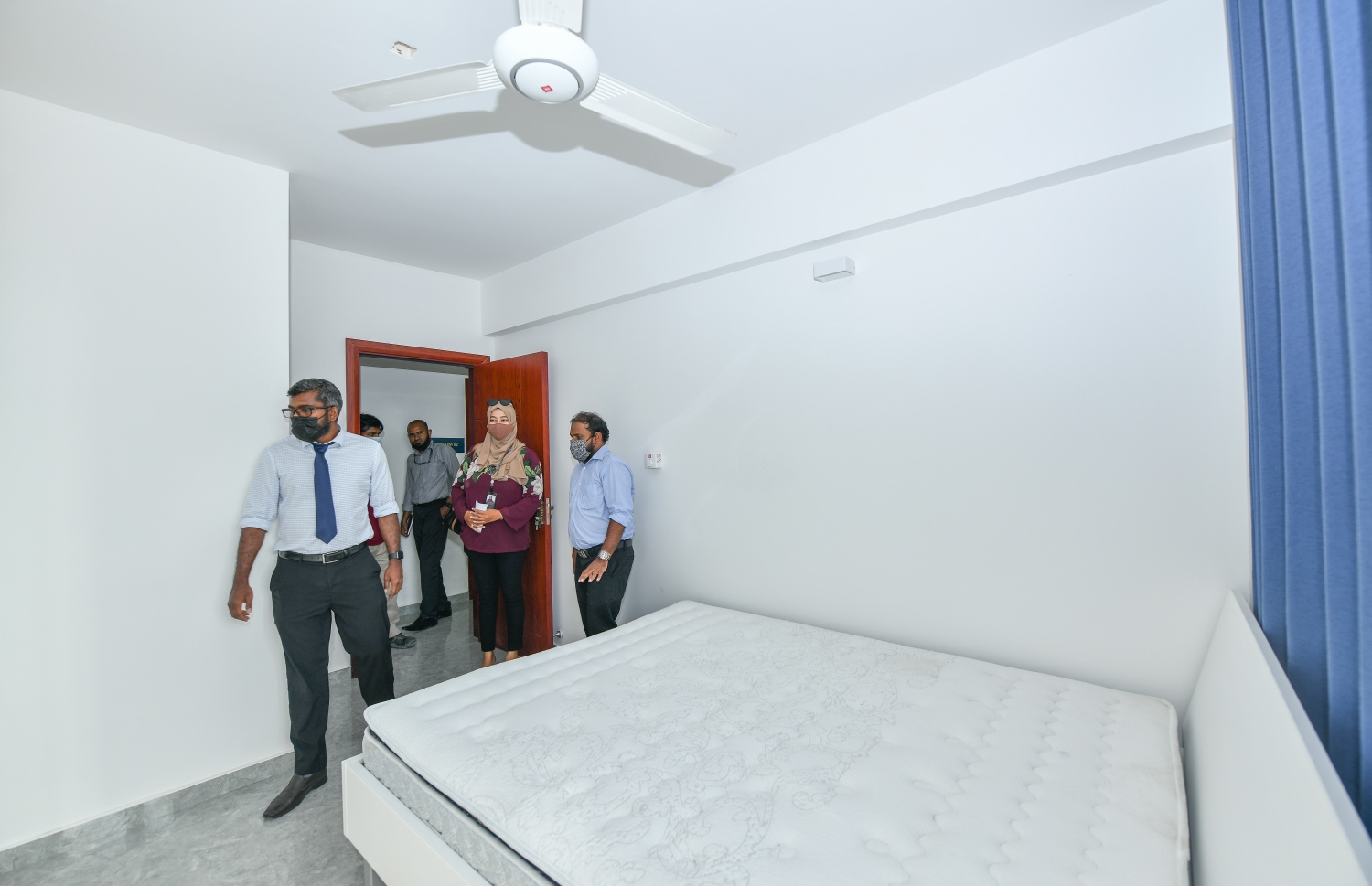 އާންމުންނަށް ދެއްކުމަށް ތައްޔާރު ކޮށްފައިވާ "ވިނަރެސް" ފްލެޓެއްގައި އެޗްޑީސީގެ އޮފިޝަލުން "މިހާރު" އަށް ދައްކާލަނީ.---ފޮޓޯ: ފަޔާޒް މޫސާ/ މިހާރު