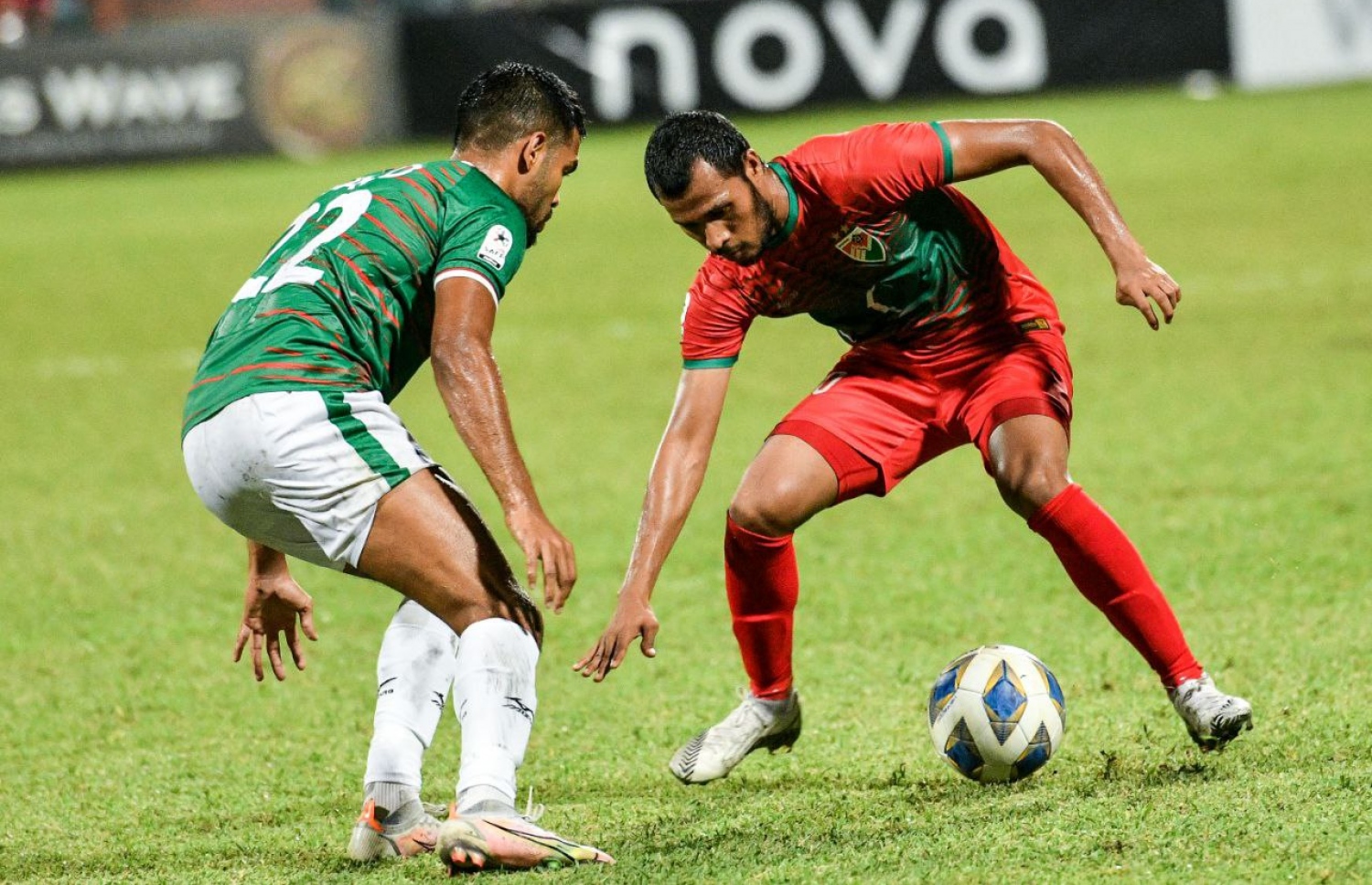 ރާއްޖެއާ ބަންގްލަދޭޝްއާ މިރޭ ކުޅޭ މެޗުގައި ކުޅެނީ.-- ފޮޓޯ: ފަޔާޒު/ މޫސާ