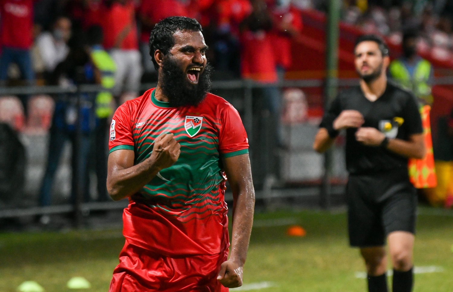 ބަންގްލަދޭޝްއާ ދެކޮޅަށް ގޯލު ޖެހުމަށްފަހު އަޝްފާގު އުފާފާޅުކުރަނީ.-- ފޮޓޯ: ފަޔާޒު މޫސާ/ މިހާރު