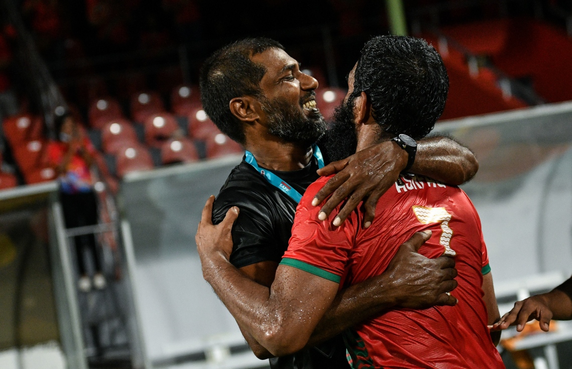 މާލެ- އޮކްޓޯބަރ 8، 2021: އުރީދޫ ސާފް ޗެމްޕިއަންޝިޕްގައި މިރޭ ރާއްޖެ އާއި ބަންގްލަދޭޝް ކުޅުނު މެޗުގެ ތެރެއިން، މޮޅު ކުޅުމެއް ދައްކައި ރާއްޖެ އިން ވަނީ މިރޭ ބަންގްލަދޭޝްގެ މައްޗަށް 2-0 ގެ ނަތީޖާއަކުން މޮޅުވެ މުބާރާތުގައި ކުރިއަށް ދިއުމަށް އުއްމީދު އާކޮށްފައި--. ފޮޓޯ:  ނިޝާން އަލީ - މިހާރު