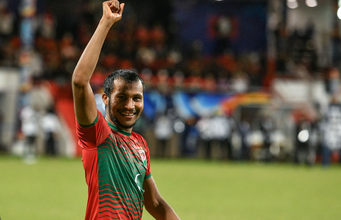 މާލެ- އޮކްޓޯބަރ 8، 2021: އުރީދޫ ސާފް ޗެމްޕިއަންޝިޕްގައި މިރޭ ރާއްޖެ އާއި ބަންގްލަދޭޝް ކުޅުނު މެޗުގެ ތެރެއިން، މޮޅު ކުޅުމެއް ދައްކައި ރާއްޖެ އިން ވަނީ މިރޭ ބަންގްލަދޭޝްގެ މައްޗަށް 2-0 ގެ ނަތީޖާއަކުން މޮޅުވެ މުބާރާތުގައި ކުރިއަށް ދިއުމަށް އުއްމީދު އާކޮށްފައި--. ފޮޓޯ: ނިޝާން އަލީ - މިހާރު