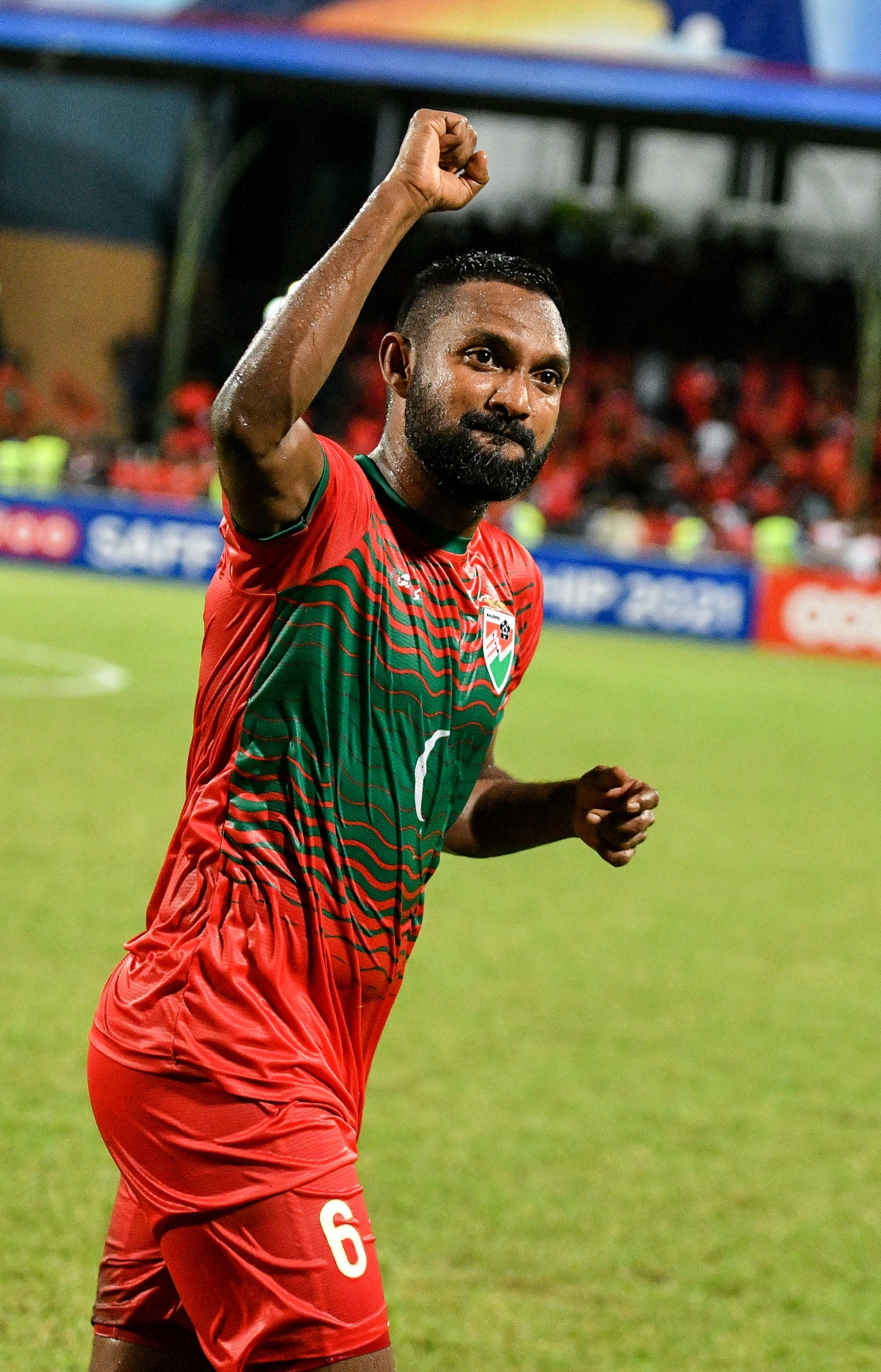 މާލެ- އޮކްޓޯބަރ 8، 2021: އުރީދޫ ސާފް ޗެމްޕިއަންޝިޕްގައި މިރޭ ރާއްޖެ އާއި ބަންގްލަދޭޝް ކުޅުނު މެޗުގެ ތެރެއިން، މޮޅު ކުޅުމެއް ދައްކައި ރާއްޖެ އިން ވަނީ މިރޭ ބަންގްލަދޭޝްގެ މައްޗަށް 2-0 ގެ ނަތީޖާއަކުން މޮޅުވެ މުބާރާތުގައި ކުރިއަށް ދިއުމަށް އުއްމީދު އާކޮށްފައި--. ފޮޓޯ: ފަޔާޒް މޫސާ / ނިޝާން އަލީ - މިހާރު