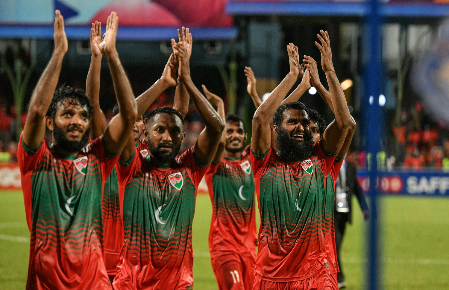 ބްންގްލަދޭޝް އާ ދެކޮޅަށް ރާއްޖެ ކުޅުނު މެޗަށް ފަހު ދިވެހި ކުޅުންތެރިން އުފާފާޅު ކުރަނީ --- ފޮޓޯ: ނިޝާން އަލީ | މިހާރު