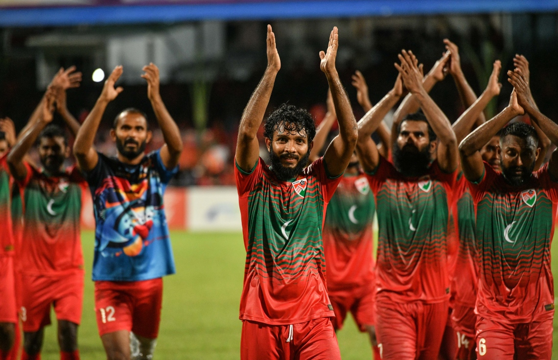 މާލެ- އޮކްޓޯބަރ 8، 2021: އުރީދޫ ސާފް ޗެމްޕިއަންޝިޕްގައި މިރޭ ރާއްޖެ އާއި ބަންގްލަދޭޝް ކުޅުނު މެޗުގެ ތެރެއިން، މޮޅު ކުޅުމެއް ދައްކައި ރާއްޖެ އިން ވަނީ މިރޭ ބަންގްލަދޭޝްގެ މައްޗަށް 2-0 ގެ ނަތީޖާއަކުން މޮޅުވެ މުބާރާތުގައި ކުރިއަށް ދިއުމަށް އުއްމީދު އާކޮށްފައި--. ފޮޓޯ: / ނިޝާން އަލީ - މިހާރު