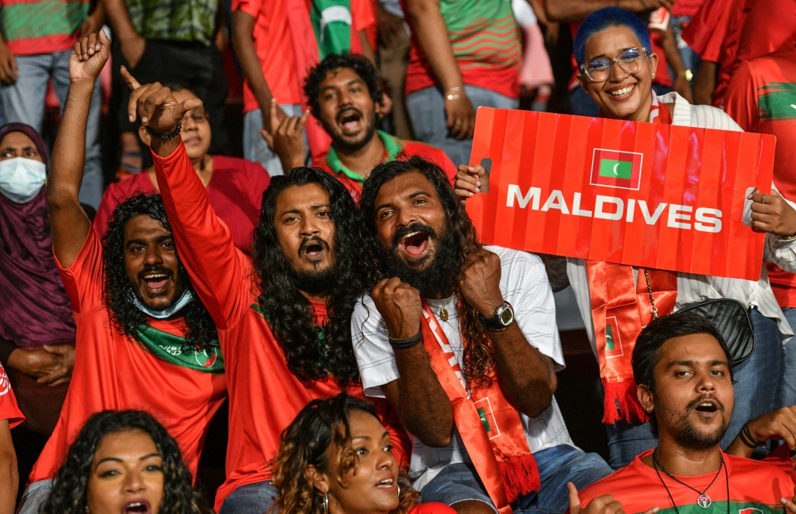 މާލެ- އޮކްޓޯބަރ 8، 2021: އުރީދޫ ސާފް ޗެމްޕިއަންޝިޕްގައި މިރޭ ރާއްޖެ އާއި ބަންގްލަދޭޝް ކުޅުނު މެޗުގެ ތެރެއިން، މޮޅު ކުޅުމެއް ދައްކައި ރާއްޖެ އިން ވަނީ މިރޭ ބަންގްލަދޭޝްގެ މައްޗަށް 2-0 ގެ ނަތީޖާއަކުން މޮޅުވެ މުބާރާތުގައި ކުރިއަށް ދިއުމަށް އުއްމީދު އާކޮށްފައި--. ފޮޓޯ: ނިޝާން އަލީ - މިހާރު