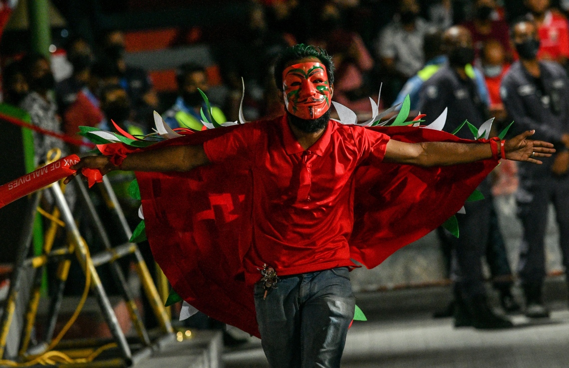 މާލެ- އޮކްޓޯބަރ 8، 2021: އުރީދޫ ސާފް ޗެމްޕިއަންޝިޕްގައި މިރޭ ރާއްޖެ އާއި ބަންގްލަދޭޝް ކުޅުނު މެޗުގެ ތެރެއިން، މޮޅު ކުޅުމެއް ދައްކައި ރާއްޖެ އިން ވަނީ މިރޭ ބަންގްލަދޭޝްގެ މައްޗަށް 2-0 ގެ ނަތީޖާއަކުން މޮޅުވެ މުބާރާތުގައި ކުރިއަށް ދިއުމަށް އުއްމީދު އާކޮށްފައި--. ފޮޓޯ: ނިޝާން އަލީ - މިހާރު