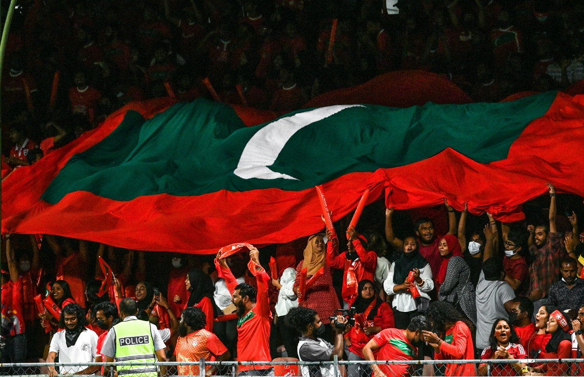 މާލެ- އޮކްޓޯބަރ 8، 2021: އުރީދޫ ސާފް ޗެމްޕިއަންޝިޕްގައި މިރޭ ރާއްޖެ އާއި ބަންގްލަދޭޝް ކުޅުނު މެޗުގެ ތެރެއިން، މޮޅު ކުޅުމެއް ދައްކައި ރާއްޖެ އިން ވަނީ މިރޭ ބަންގްލަދޭޝްގެ މައްޗަށް 2-0 ގެ ނަތީޖާއަކުން މޮޅުވެ މުބާރާތުގައި ކުރިއަށް ދިއުމަށް އުއްމީދު އާކޮށްފައި--. ފޮޓޯ:  ނިޝާން އަލީ - މިހާރު